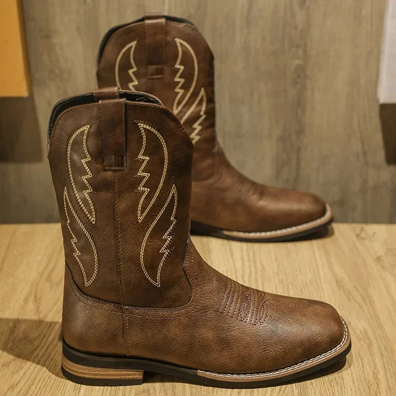 Bota Masculina Western Retrô – Cano Médio com Bordado | Bota de Couro Estilo Cowboy 2025 - Imagem 3