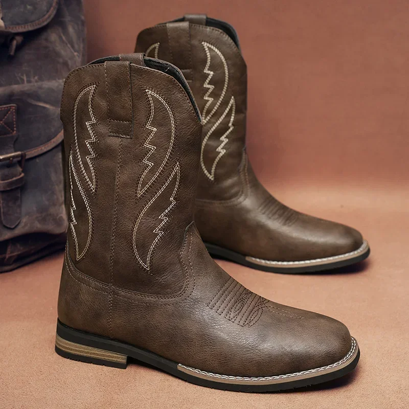 Bota Masculina Western Retrô – Cano Médio com Bordado | Bota de Couro Estilo Cowboy 2025 - Imagem 4