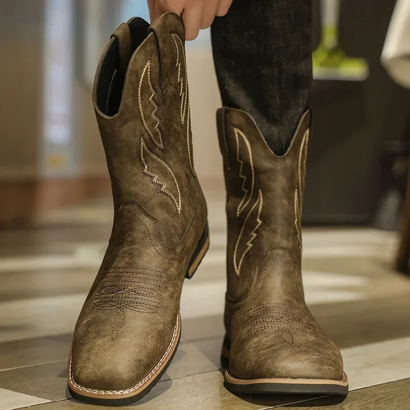 Bota Masculina Western Retrô – Cano Médio com Bordado | Bota de Couro Estilo Cowboy 2025 - Imagem 6