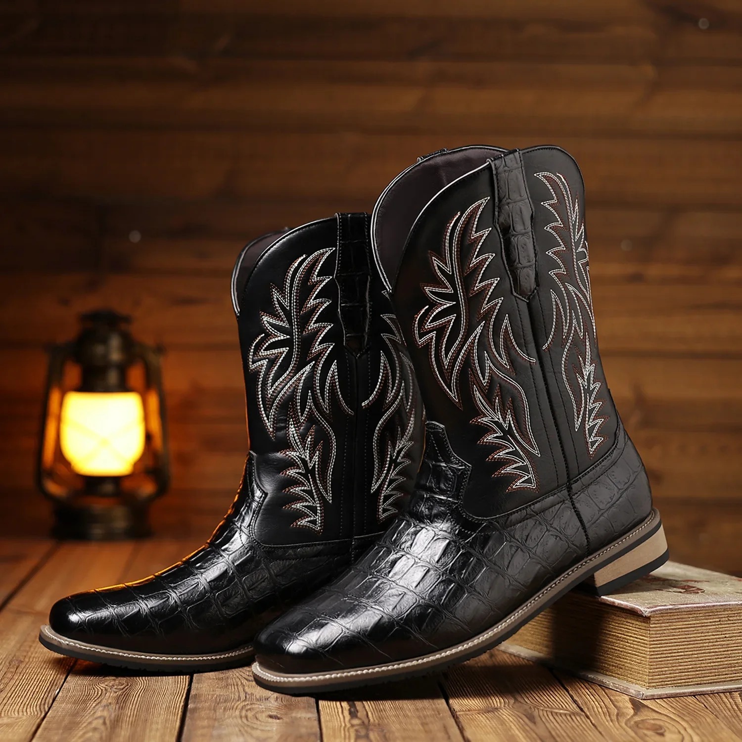 Bota Masculina Estilo Cowboy – Cano Alto com Bordado e Estampa Imitando Couro de Crocodilo | Modelo Western - Imagem 2
