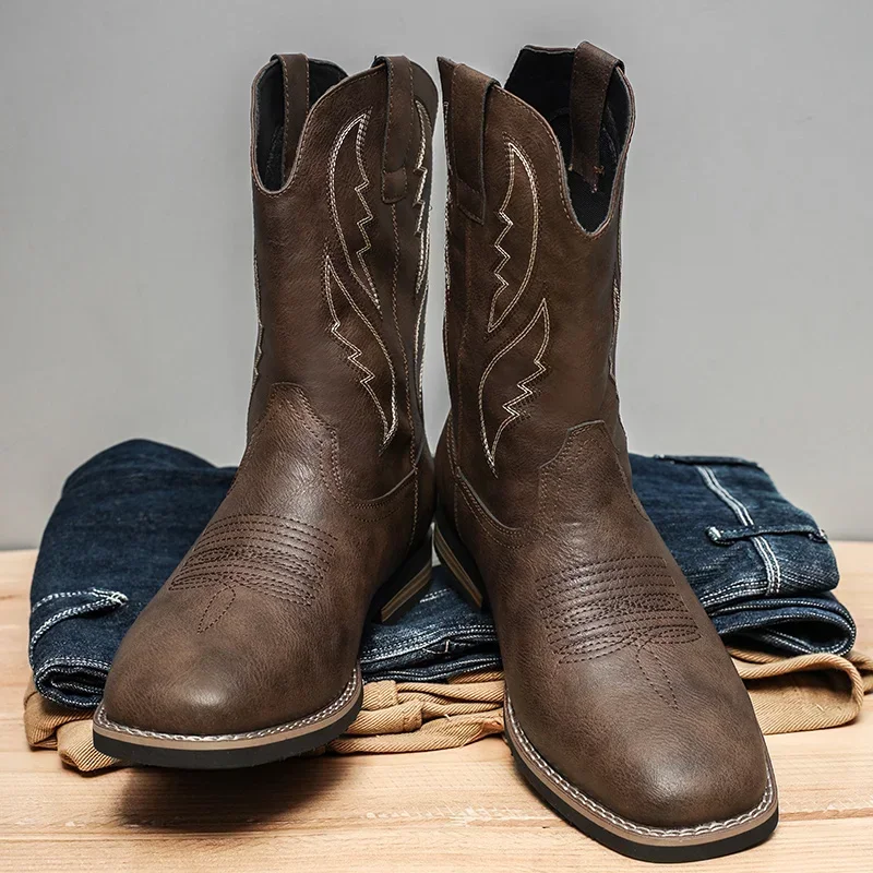 Bota Masculina Western Retrô – Cano Médio com Bordado | Bota de Couro Estilo Cowboy 2025 - Imagem 2