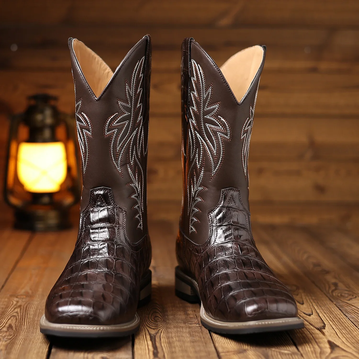 Bota Masculina Estilo Cowboy – Cano Alto com Bordado e Estampa Imitando Couro de Crocodilo | Modelo Western - Imagem 3