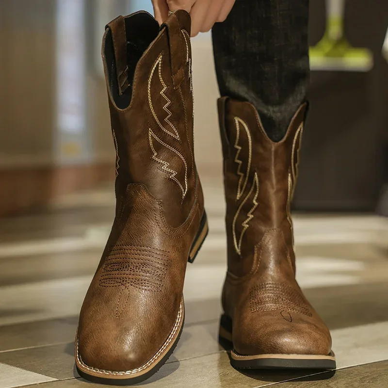 Bota Masculina Western Retrô – Cano Médio com Bordado | Bota de Couro Estilo Cowboy 2025 - Imagem 5