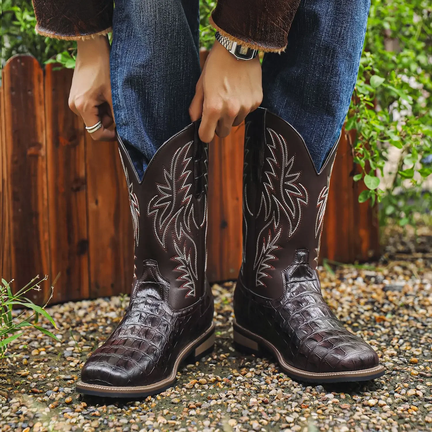 Bota Masculina Estilo Cowboy – Cano Alto com Bordado e Estampa Imitando Couro de Crocodilo | Modelo Western - Imagem 5